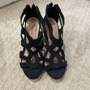 Black wedges